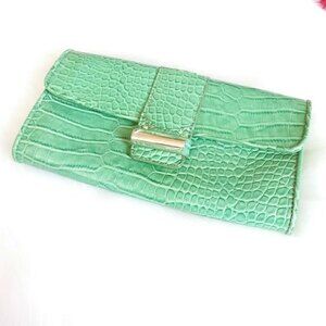 New Ann Taylor Loft | Green Snap Clutch